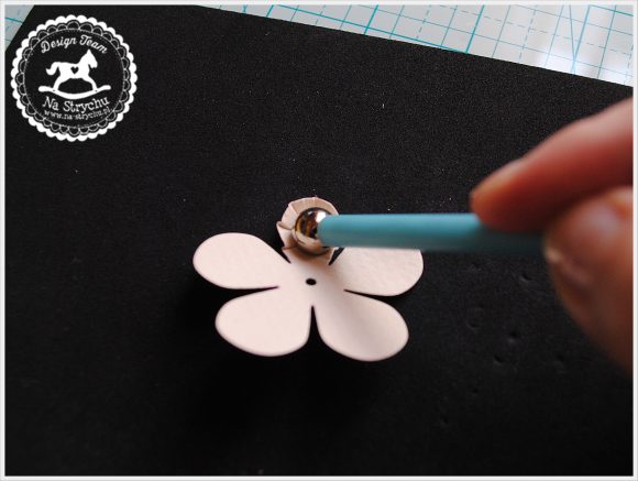 Formowanie kwiatów z papieru dłutkiem
