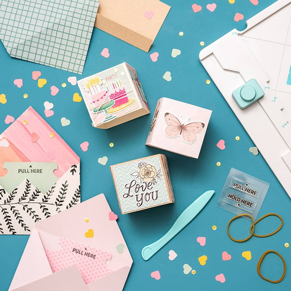 Urządzenie do robienia "eksplodujących" kartek i kopert  - We R Memory Keepers Explosion Card Punch Board