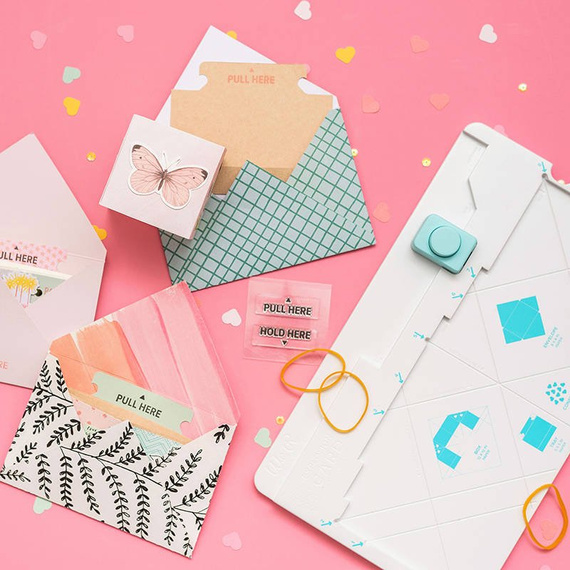 Urządzenie do robienia "eksplodujących" kartek i kopert  - We R Memory Keepers Explosion Card Punch Board