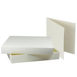 Pudełko pełne + baza do kartki kremowe (15x15x2,5) - Rzeczy z papieru